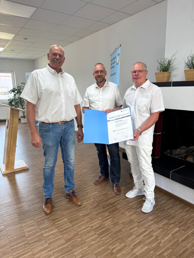 Hermann Klüpfel mit seinem goldenen Meisterbrief