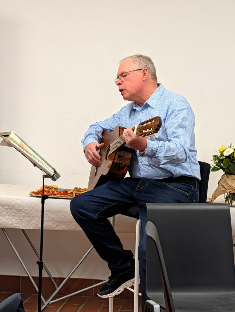 Hermann spielt Gitarre